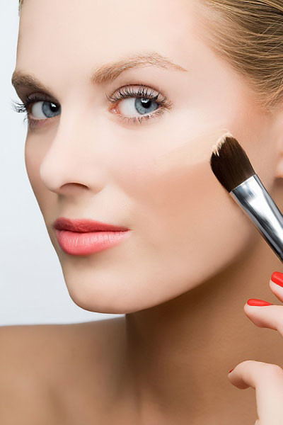 1. Một trong những nguyên tắc quan trọng và cơ bản nhất là bạn phải chọn kem nền và kem che khuyết điểm có cùng tông màu với màu da tự nhiên của bạn. (Ảnh: vietbao) Xem thêm: Bí quyết trang điểm tại nhà / Nghệ thuật chăm sóc da.