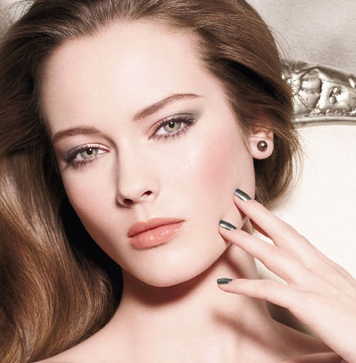 5. Để có một đôi môi mềm mại, quyến rũ không có cách nào khác là bạn phải dưỡng môi hàng ngày. Hãy dùng son dưỡng môi thường xuyên, bạn cũng có thể dùng mật ong thoa lên môi như là một loại son dưỡng môi tự nhiên và hiệu quả không kém. (Ảnh: ngoisao) Xem thêm: Bí quyết trang điểm tại nhà / Nghệ thuật chăm sóc da.