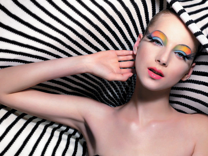 4. Khi kẻ mắt, nếu bạn muốn trông mình trẻ trung hơn so với tuổi thật, hãy vẫy đường chì đi lên ở phía đuôi mắt. Nếu bạn kẻ đường chì đi xuống cuối đuôi mắt, có nghĩa là bạn đã khiến mình già đi mấy tuổi rồi. Bạn luôn gặp phải lỗi là kẻ lông mày quá đậm, nếu bạn chưa quen với việc kẻ chì thì hãy dùng bột lông mày. Bột lông mày khiến đôi lông mày của bạn tự nhiên hơn. (Ảnh: ngoisao) Xem thêm: Bí quyết trang điểm tại nhà / Nghệ thuật chăm sóc da.