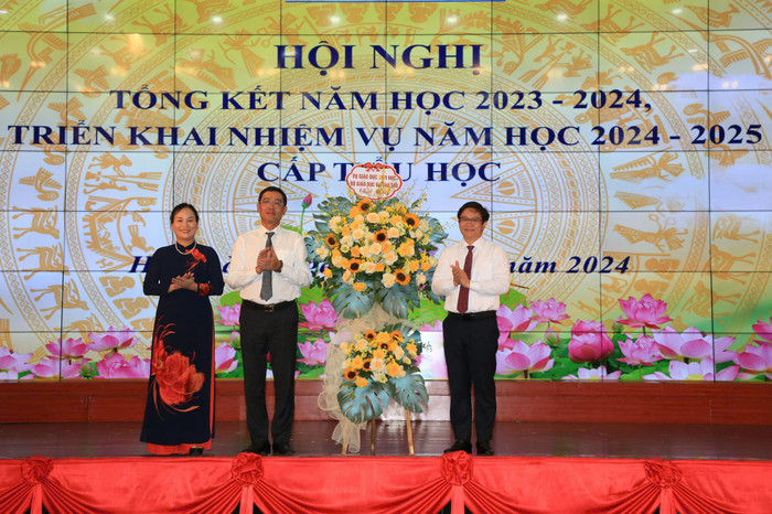 Ông Thái Văn Tài – Vụ trưởng Vụ Giáo dục Tiểu học (Bộ Giáo dục và Đào tạo) tặng hoa chúc mừng Sở Giáo dục và Đào tạo Hải Phòng (Ảnh: LT) GDVN_th-tong-ket-4.jpg