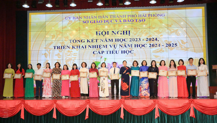 Lãnh đạo Sở Giáo dục và Đào tạo trao giấy khen cho 19 tập thể và 1 cá nhân có thành tích xuất sắc trong công tác chính trị tư tưởng và giáo dục toàn diện học sinh tiểu học năm học 2023-2024 (Ảnh: LT) GDVN_th-tong-ket-7.jpg
