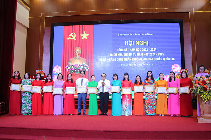 Ông Nguyễn Trường Sơn - Chủ tịch Uỷ ban nhân dân quận Kiến An trao tặng danh hiệu Tập thể lao động xuất sắc cho các tập thể (ảnh: VD) GDVN-quan-kien-an-tk-9.jpeg