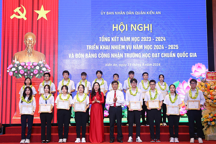 Các em học sinh đạt thành tích xuất sắc được nhận giấy khen của Uỷ ban nhân dân quận Kiến An (Ảnh: VD) GDVN_quan-kien-an-tk-10.jpeg