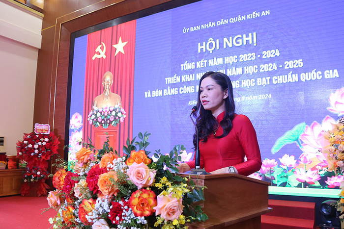 Bà Trần Thị Tuyết - Trưởng phòng Giáo dục và Đào tạo quận Kiến An báo cáo tại hội nghị (Ảnh: VD) GDVN_quan-kien-an-tk-11.jpeg
