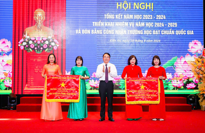Ông Lê Khắc Nam - Phó chủ tịch Uỷ ban nhân dân thành phố Hải Phòng trao Cờ thi đua tặng các tập thể (Ảnh: VD) GDVN_KA-tong-ket-5.jpg