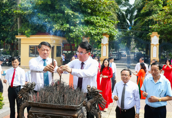 Các lãnh đạo thành phố, lãnh đạo quận Kiến An dâng hương Chủ tịch Hồ Chí Minh (Ảnh: VD) GDVN_KA-tong-ket-1.jpg