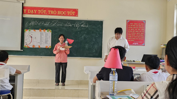 Thầy Ngô Minh Huy luôn tìm kiếm các phương pháp dạy học phù hợp giúp học sinh tiếp cận kiến thức một cách dễ hiểu và đầy đủ nhất (Ảnh: NVCC) thay-huy-vung-cao.jpeg