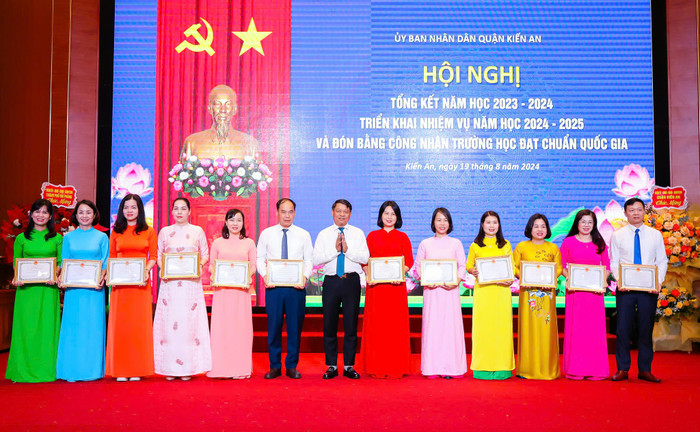 Ông Phạm Văn Khanh - Bí thư Quận uỷ Kiến An trao tặng Danh hiệu tập thể xuất sắc cho các tập thể (Ảnh: VD) GDVN_KA-tong-ket-6.jpg