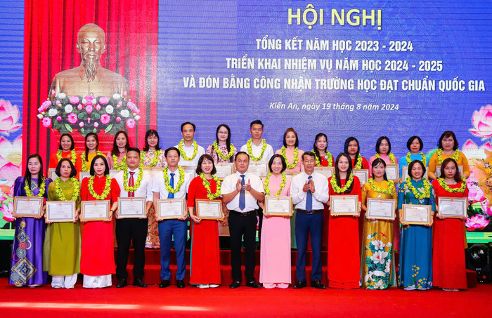 Các nhà giáo được trao tặng giấy khen của Uỷ ban nhân dân quận Kiến An (Ảnh: VD) GDVN_KA-tong-ket-8.jpg