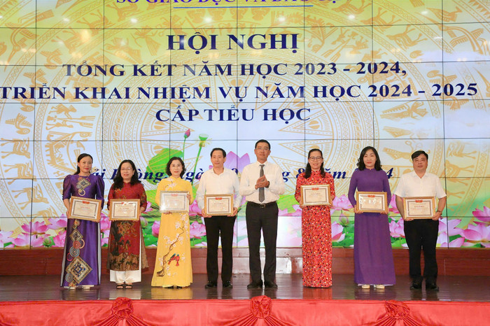 Lãnh đạo Sở Giáo dục và Đào tạo tặng giấy khen cho 7 đơn vị có nhiều tập thể và cá nhân tham gia các hoạt động phong trào, đạt thành tích xuất sắc trong lĩnh vực giáo dục tiểu học năm học 2023-2024 (Ảnh: LT) GDVN_th-tong-ket-6.jpg