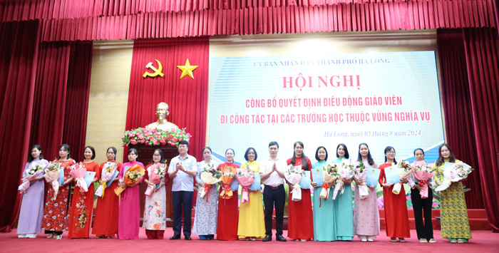 Lãnh đạo thành phố Hạ Long trao quyết định, động viên các thầy cô giáo nhận Quyết định luân chuyển lên vùng cao dạy học (Ảnh: Hồng Hạnh) gv-ha-long.jpeg