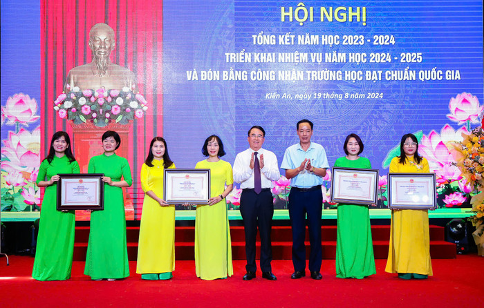 Lãnh đạo thành phố trao Bằng công nhận Trường đạt chuẩn quốc gia và trao Quyết định công nhận Trường học đạt kiểm định chất lượng giáo dục đối với Trường Mầm non Văn Đẩu và Trường Tiểu học Lý Tự Trọng (Ảnh: VD) GDVN_KA-tong-ket-4.jpg