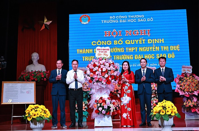 Các đại biểu chúc mừng tân Hiệu trưởng Trường Đại học Sao Đỏ (Ảnh: CTV) ts-nguyen-thi-kim-lien.jpeg