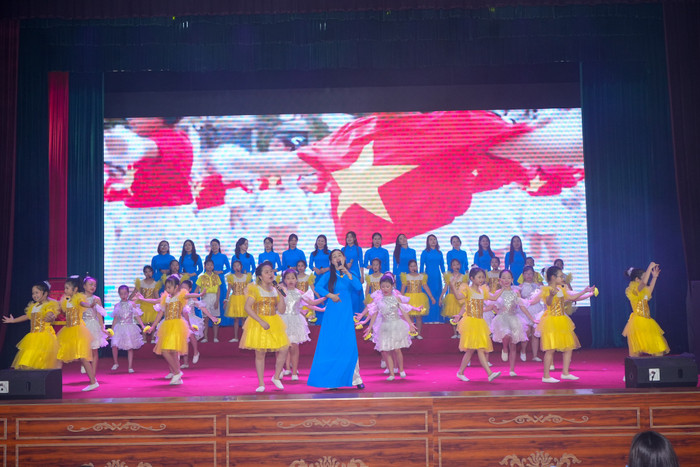 Các tiết mục văn nghệ của giáo viên và học sinh các nhà trường trên địa bàn quận Lê Chân biểu diễn (Ảnh: LT) GDVN_lc-tong-ket-1.jpg