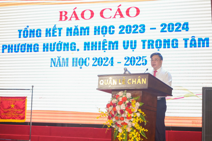 Ông Phạm Sỹ Tuyên – Trưởng phòng Giáo dục và Đào tạo quận Lê Chân báo cáo tại hội nghị (Ảnh: LT) GDVN_lc-tong-ket-3.jpg