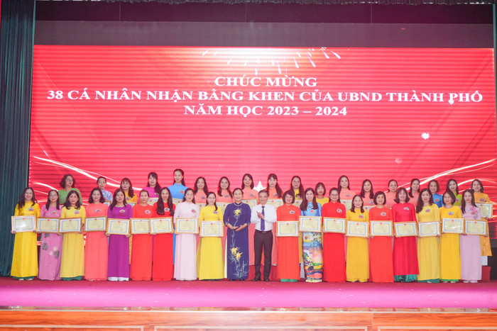 Các cá nhân nhận bằng khen của Chủ tịch Uỷ ban nhân dân thành phố (Ảnh: LT) GDVN_lc-tong-ket-7.jpg