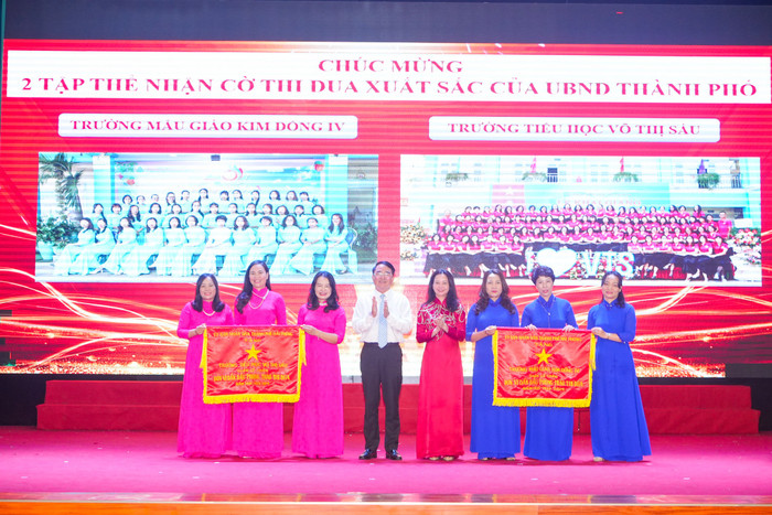 Ông Lê Khắc Nam - Phó chủ tịch Uỷ ban nhân dân thành phố Hải Phòng và Bí thư Quận uỷ Lê Chân trao cờ thi đua xuất sắc của thành phố tặng 2 tập thể (Ảnh: LT) GDVN_lc-tong-ket-4.jpg