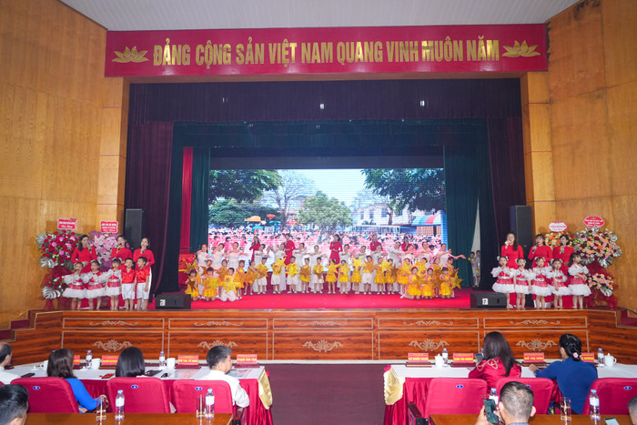 Các tiết mục văn nghệ của giáo viên và học sinh các nhà trường trên địa bàn quận Lê Chân biểu diễn (Ảnh: LT) GDVN_lc-tong-ket-2.jpg