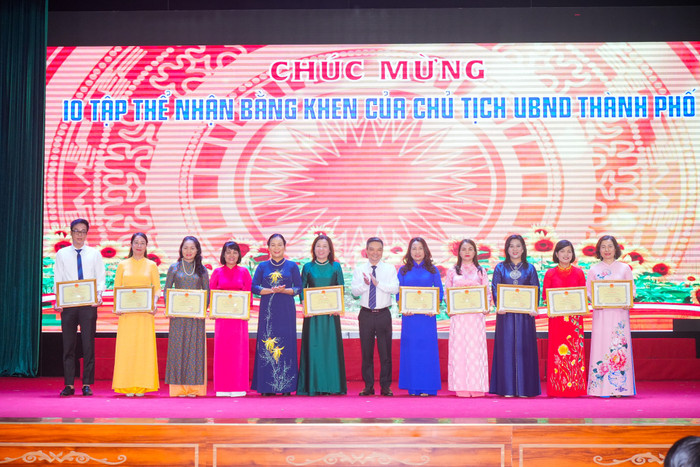 Các tập thể nhận bằng khen của Chủ tịch Uỷ ban nhân dân thành phố (Ảnh: LT) GDVN_lc-tong-ket-6.jpg