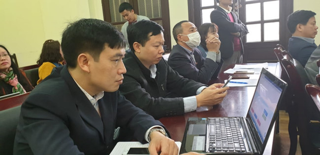 Các cán bộ, giáo viên dự tập huấn về dạy học trực tuyến (Ảnh: CTV)