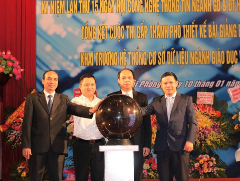 Các đại biểu nhấn nút khai trương hệ thống cơ sở dữ liệu ngành Giáo dục và Đào tạo Hải Phòng (Ảnh: CTV)