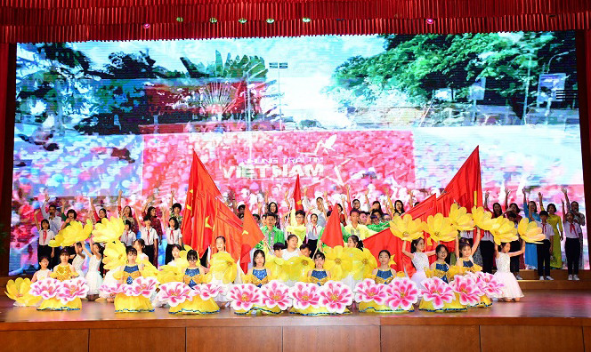 Các tiết mục văn nghệ đặc sắc tại lễ công bố 3 trường đạt chuẩn quốc gia mức độ 2 (Ảnh: LT)