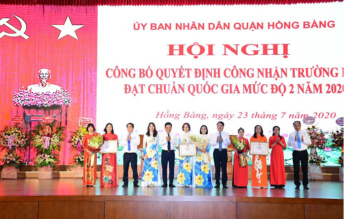 Lãnh đạo Ủy ban nhân dân thành phố Hải Phòng, Sở Giáo dục và Đào tạo trao quyết định công nhận trường chuẩn quốc gia mức độ 2 cho 3 nhà trường (Ảnh: LT)