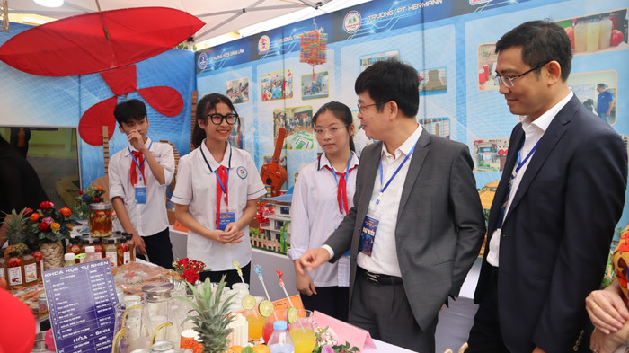 Lãnh đạo Bộ Giáo dục và Đào tạo, Sở Giáo dục và Đào tạo Hải Phòng tham quan các gian hàng STEM (Ảnh: LT)