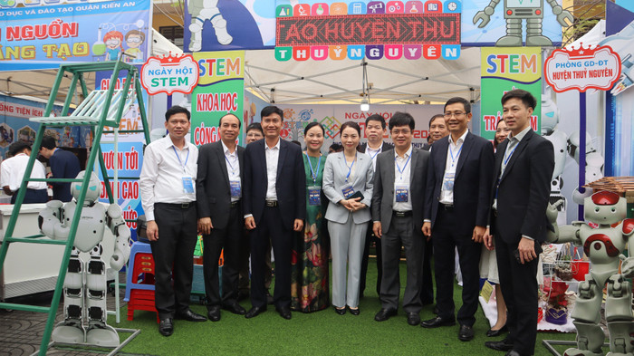 Các đại biểu dự ngày hội giáo dục STEM tại Hải Phòng (Ảnh: LT)