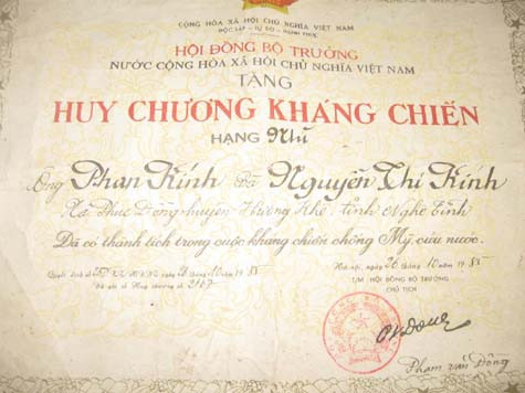 Huy chương kháng chiến mà ông Kính được tặng Huy chương kháng chiến mà ông Kính được tặng