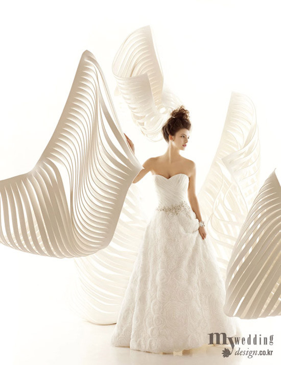 Nhẹ nhàng, tinh tế nhưng không kém phần gợi cảm, chiếc váy cưới chắc chắn khiến các bạn gái trẻ chết mê. (Ảnh: Design) Xem thêm: Váy cưới xinh cho cô dâu hiện đại / Bí quyết chăm sóc da mềm, mịn. Nhẹ nhàng, tinh tế nhưng không kém phần gợi cảm, chiếc váy cưới chắc chắn khiến các bạn gái trẻ chết mê. (Ảnh: Design) Xem thêm: Váy cưới xinh cho cô dâu hiện đại / Bí quyết chăm sóc da mềm, mịn.