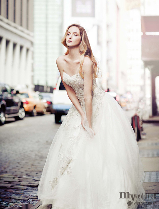 Đôi khi, sự cầu kỳ - rườm rà trở thành "bức mành" che chắn vẻ đẹp mềm mại, tự nhiên của bạn. Vì vậy, lựa chiếc váy cưới đơn giản - thanh lịch này, bạn sẽ là cô dâu thật ngọt ngào - xinh đẹp. (Ảnh: Design) Xem thêm: Váy cưới xinh cho cô dâu hiện đại / Bí quyết chăm sóc da mềm, mịn. Đôi khi, sự cầu kỳ - rườm rà trở thành "bức mành" che chắn vẻ đẹp mềm mại, tự nhiên của bạn. Vì vậy, lựa chiếc váy cưới đơn giản - thanh lịch này, bạn sẽ là cô dâu thật ngọt ngào - xinh đẹp. (Ảnh: Design) Xem thêm: Váy cưới xinh cho cô dâu hiện đại / Bí quyết chăm sóc da mềm, mịn.