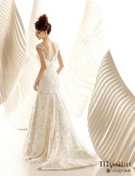 Không nhất thiết lúc nào váy cưới cũng mang màu trắng. Tại các nước Tây Phương, cô dâu hiện đại rất thích diện váy cưới có họa tiết hoa di xinh xắn. (Ảnh: Design) Xem thêm: Váy cưới xinh cho cô dâu hiện đại / Bí quyết chăm sóc da mềm, mịn. Không nhất thiết lúc nào váy cưới cũng mang màu trắng. Tại các nước Tây Phương, cô dâu hiện đại rất thích diện váy cưới có họa tiết hoa di xinh xắn. (Ảnh: Design) Xem thêm: Váy cưới xinh cho cô dâu hiện đại / Bí quyết chăm sóc da mềm, mịn.