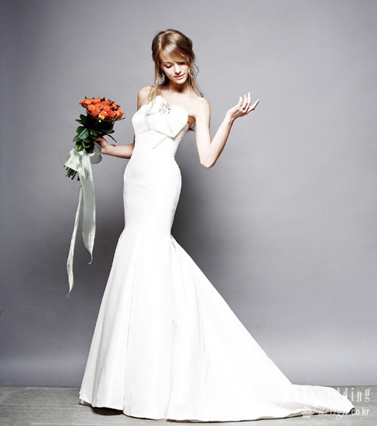 Đơn giản, nhưng vẫn toát lên vẻ đẹp quý phái, lộng lẫy. (Ảnh: Design) Xem thêm: Váy cưới xinh cho cô dâu hiện đại / Bí quyết chăm sóc da mềm, mịn. Đơn giản, nhưng vẫn toát lên vẻ đẹp quý phái, lộng lẫy. (Ảnh: Design) Xem thêm: Váy cưới xinh cho cô dâu hiện đại / Bí quyết chăm sóc da mềm, mịn.