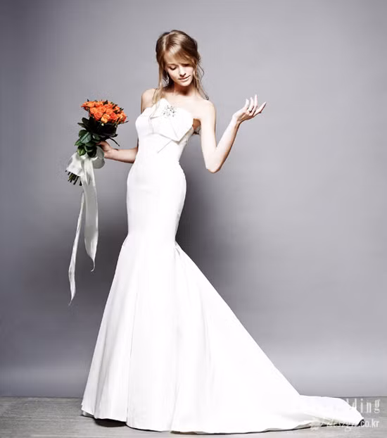 Đơn giản, nhưng vẫn toát lên vẻ đẹp quý phái, lộng lẫy. (Ảnh: Design) Xem thêm: Váy cưới xinh cho cô dâu hiện đại / Bí quyết chăm sóc da mềm, mịn.