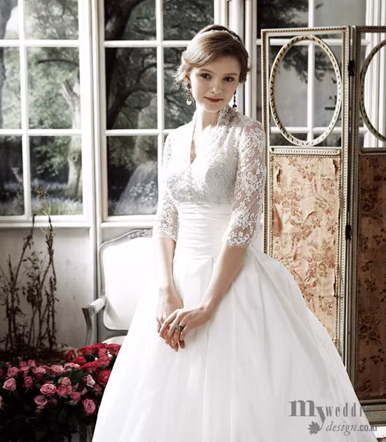 Mang phong cách cổ điển và sang trọng, váy cưới theo style Hoàng gia Anh sẽ mang lại những ấn tượng mới mẻ, thú vị. (Ảnh: Design) Xem thêm: Váy cưới xinh cho cô dâu hiện đại / Bí quyết chăm sóc da mềm, mịn.