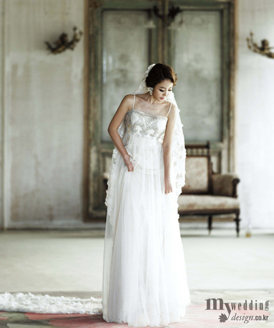 Đẹp như nữ thần với dáng váy buông dáng dài. Kiểu váy này sẽ rất hợp với cô dâu có vóc dáng mảnh mai. (Ảnh: Design) Xem thêm: Váy cưới xinh cho cô dâu hiện đại / Bí quyết chăm sóc da mềm, mịn. Đẹp như nữ thần với dáng váy buông dáng dài. Kiểu váy này sẽ rất hợp với cô dâu có vóc dáng mảnh mai. (Ảnh: Design) Xem thêm: Váy cưới xinh cho cô dâu hiện đại / Bí quyết chăm sóc da mềm, mịn.