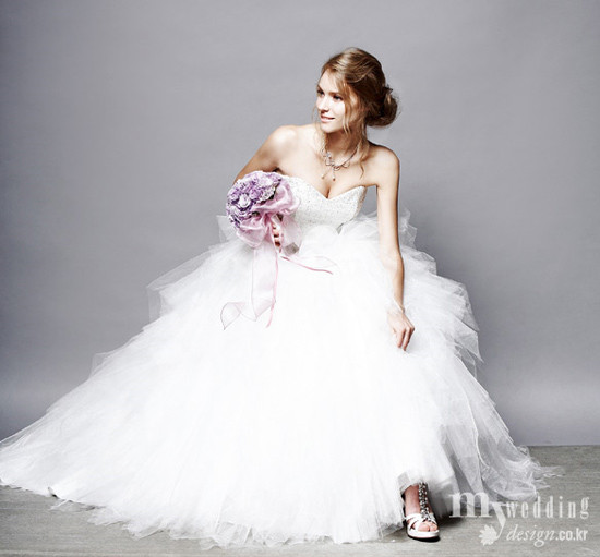 Lựa chọn tuyệt vời cho cô dâu mùa xuân. (Ảnh: Design) Xem thêm: Váy cưới xinh cho cô dâu hiện đại / Bí quyết chăm sóc da mềm, mịn. Lựa chọn tuyệt vời cho cô dâu mùa xuân. (Ảnh: Design) Xem thêm: Váy cưới xinh cho cô dâu hiện đại / Bí quyết chăm sóc da mềm, mịn.