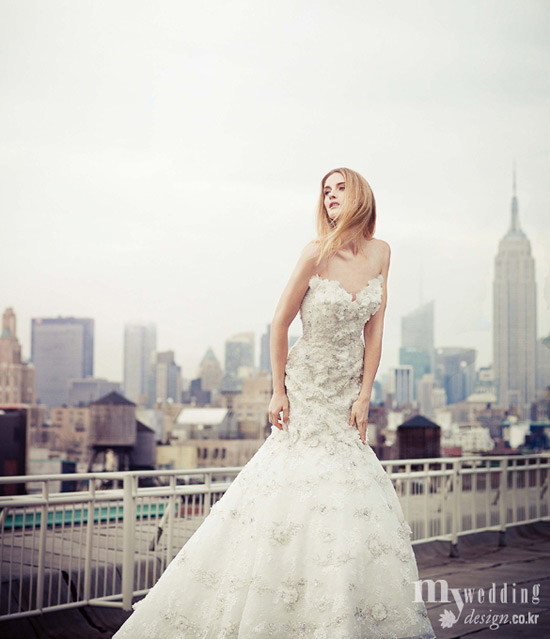 Đăng ten hoa điểm xuyết trên váy cưới khiến cô dâu bỗng chốc hóa thành nàng công chúa giữa vương quốc tình yêu. Đây cũng là mẫu váy tuyệt đẹp cho đám cưới mùa hè. (Ảnh: Design) Xem thêm: Váy cưới xinh cho cô dâu hiện đại / Bí quyết chăm sóc da mềm, mịn. Đăng ten hoa điểm xuyết trên váy cưới khiến cô dâu bỗng chốc hóa thành nàng công chúa giữa vương quốc tình yêu. Đây cũng là mẫu váy tuyệt đẹp cho đám cưới mùa hè. (Ảnh: Design) Xem thêm: Váy cưới xinh cho cô dâu hiện đại / Bí quyết chăm sóc da mềm, mịn.