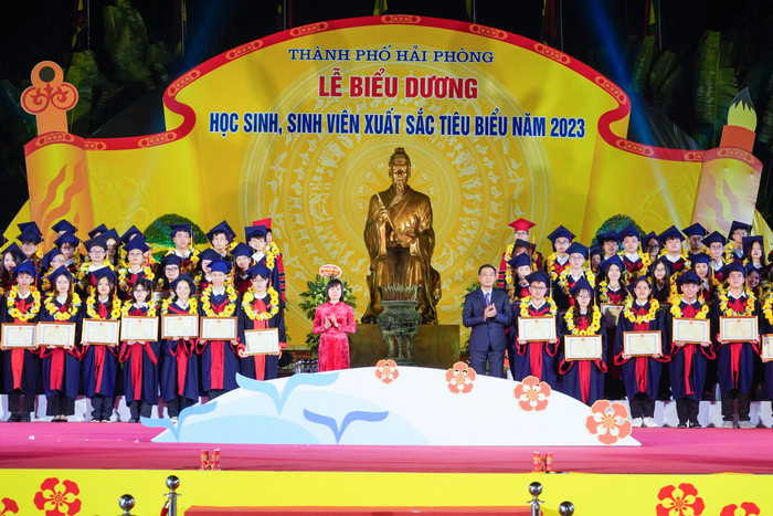 Giám đốc Sở Giáo dục và Đào tạo và Bí thư Huyện uỷ Vĩnh Bảo khen thưởng các em học sinh sinh viên tiêu biểu, xuất sắc năm 2023 (Ảnh: ĐT) Giám đốc Sở Giáo dục và Đào tạo và Bí thư Huyện uỷ Vĩnh Bảo khen thưởng các em học sinh sinh viên tiêu biểu, xuất sắc năm 2023 (Ảnh: ĐT)