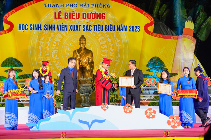 Ông Nguyễn Văn Tùng - Chủ tịch Ủy ban nhân dân thành phố Hải Phòng cùng ông Nguyễn Tường Lâm - Bí thư Trung ương Đoàn Thanh niên cộng sản Hồ Chí Minh khen thưởng các em học sinh, sinh viên xuất sắc (Ảnh: ĐT) Ông Nguyễn Văn Tùng - Chủ tịch Ủy ban nhân dân thành phố Hải Phòng cùng ông Nguyễn Tường Lâm - Bí thư Trung ương Đoàn Thanh niên cộng sản Hồ Chí Minh khen thưởng các em học sinh, sinh viên xuất sắc (Ảnh: ĐT)