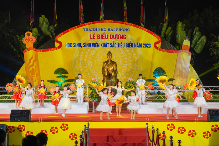 Các tiết mục văn nghệ tại lễ biểu dương (Ảnh: ĐT) Các tiết mục văn nghệ tại lễ biểu dương (Ảnh: ĐT)