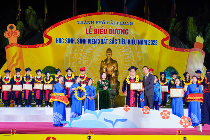 Ông Đỗ Mạnh Hiến - Phó bí thư Thường trực Thành uỷ, bà Đào Khánh Hà - Trưởng ban Tuyên giáo Thành uỷ khen thưởng các em học sinh, sinh viên xuất sắc (Ảnh: ĐT) Ông Đỗ Mạnh Hiến - Phó bí thư Thường trực Thành uỷ, bà Đào Khánh Hà - Trưởng ban Tuyên giáo Thành uỷ khen thưởng các em học sinh, sinh viên xuất sắc (Ảnh: ĐT)