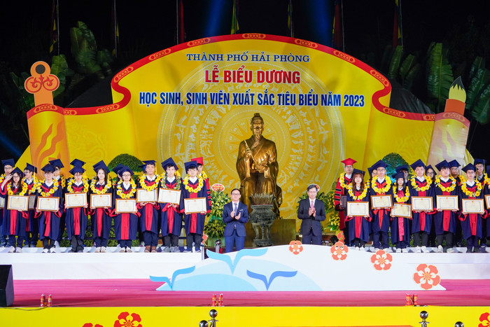 Ông Lê Anh Quân - Phó chủ tịch Thường trực Ủy ban nhân dân thành phố Hải Phòng, ông Đào Trọng Đức - Trưởng Ban Tổ chức Thành ủy khen thưởng học sinh, sinh viên xuất sắc (Ảnh: ĐT) Ông Lê Anh Quân - Phó chủ tịch Thường trực Ủy ban nhân dân thành phố Hải Phòng, ông Đào Trọng Đức - Trưởng Ban Tổ chức Thành ủy khen thưởng học sinh, sinh viên xuất sắc (Ảnh: ĐT)