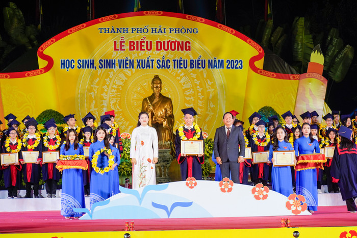 Lãnh đạo thành phố, Thành đoàn Hải Phòng biểu dương học sinh, sinh viên tiêu biểu xuất sắc (Ảnh: ĐT) Lãnh đạo thành phố, Thành đoàn Hải Phòng biểu dương học sinh, sinh viên tiêu biểu xuất sắc (Ảnh: ĐT)