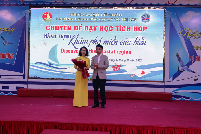 Lãnh đạo quận Lê Chân tặng hoa giáo viên thực hiện chuyên đề (Ảnh: LT) Lãnh đạo quận Lê Chân tặng hoa giáo viên thực hiện chuyên đề (Ảnh: LT)