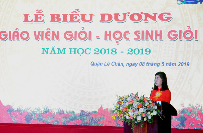 Bà Nguyễn Thị Lệ Thủy, Trưởng phòng Giáo dục và Đào tạo quận Lê Chân (Hải Phòng) báo cáo tại lễ biểu dương (Ảnh: Lã Tiến) Bà Nguyễn Thị Lệ Thủy, Trưởng phòng Giáo dục và Đào tạo quận Lê Chân (Hải Phòng) báo cáo tại lễ biểu dương (Ảnh: Lã Tiến)