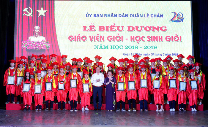 Các em học sinh giỏi năm học 2018-2019 đạt thành tích cao được biểu dương (Ảnh: Lã Tiến) Các em học sinh giỏi năm học 2018-2019 đạt thành tích cao được biểu dương (Ảnh: Lã Tiến)