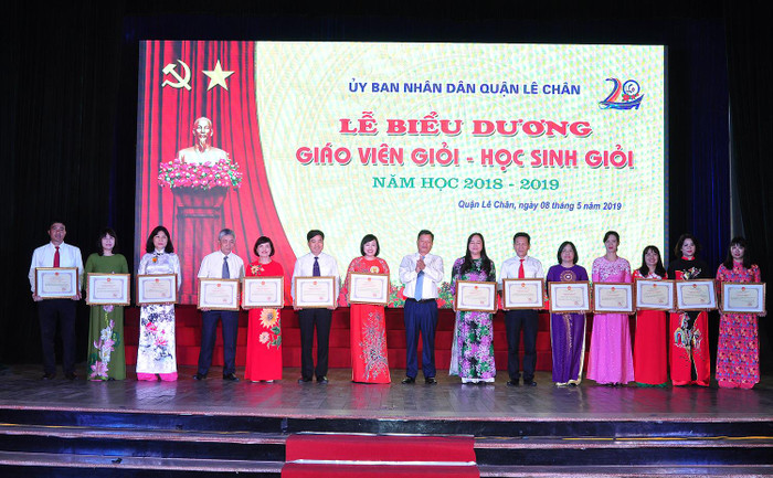 Lãnh đạo quận Lê Chân trao bằng khen tặng các nhà trường đạt thành tích cao trong năm học 2018-2019 (Ảnh: Lã Tiến) Lãnh đạo quận Lê Chân trao bằng khen tặng các nhà trường đạt thành tích cao trong năm học 2018-2019 (Ảnh: Lã Tiến)