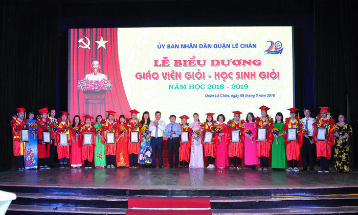 Các bậc phụ huynh chụp ảnh kỉ niệm cùng con em đạt thành tích xuất sắc được biểu dương (Ảnh: Lã Tiến) Các bậc phụ huynh chụp ảnh kỉ niệm cùng con em đạt thành tích xuất sắc được biểu dương (Ảnh: Lã Tiến)